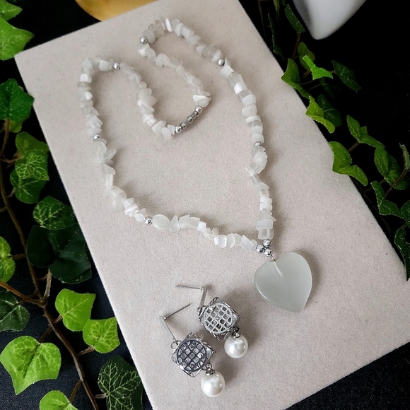Clear and White Natural Quartz Stone Necklace with Heart Charm - Picture 1 of 8
